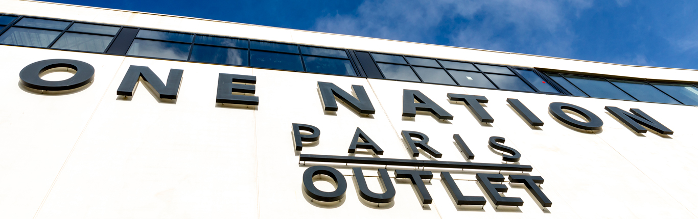 One Nation Paris, désigné meilleur centre commercial outlet de France par un organisme européen indépendant. Photo de l'enseigne du centre