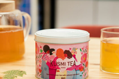 https://www.onenation.fr/wp-content/uploads/2024/10/Kusmi-Tea-Octobre-Rose-One-Nation-Paris-Outlet_2.jpg